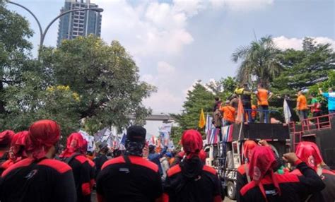 Demo Di Kemenaker Ratusan Buruh Tuntut Aturan Baru JHT Dicabut