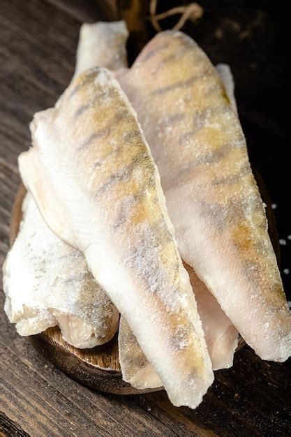 Trozos De Filete De Pescado Rojo Y Blanco En Un Paquete Congelado En Un