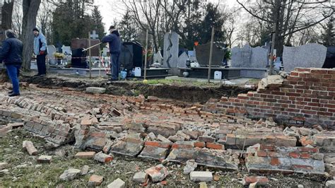 Runął fragment zabytkowego muru wokół cmentarza komunalnego we