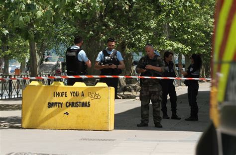 Refugiado sirio entra a jardín de niños y apuñala a cuatro niños en Francia