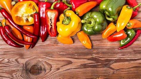 Colores Y Sabores De Diferentes Tipos De Pimientos En La Mesa De Madera