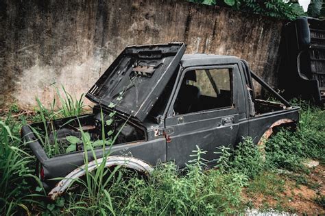 Une Voiture Rouill E Abandonn E Dans Un Grand D Potoir De Voitures