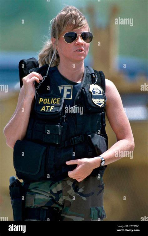 Waco Texas Usa 1993 Female Atf Officer On Duty At Standoff Between