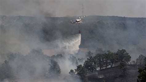 Medios aéreos y terrestres intervienen en un incendio en las