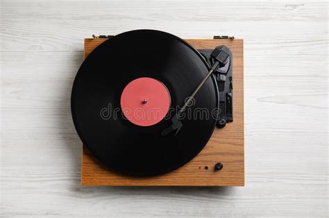 Moderno Reproductor De Discos De Vinilo Con Disco Sobre Fondo Blanco