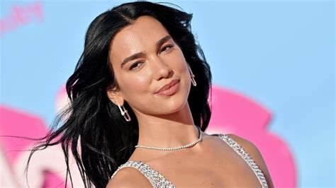 Dua Lipa celebra su cumpleaños 28 con sexy outfit y un baño de hielo