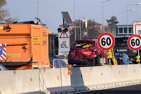 Incidente A14 Oggi Bologna Schianto Tra Tir E 5 Auto Riaperto Il