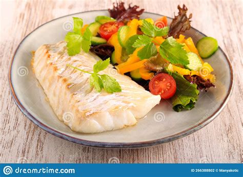 Filete E Salada De Bacalhau Foto De Stock Imagem De Jantar Lanche