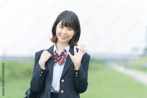 手を振る女子高生 Stock 写真 Adobe Stock