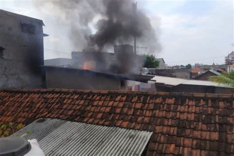 Main Petasan Rumah Di Surabaya Terbakar