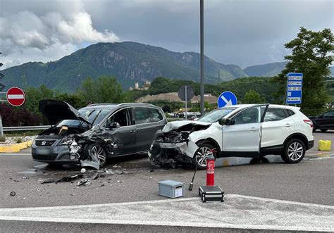 Unfall Auf Mebo Kreuzung Unsertirol