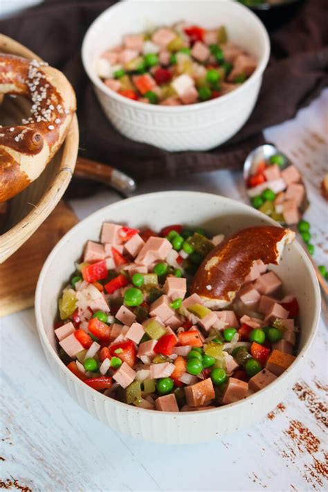 Bunter Wurstsalat mit Leberkäse Erbsen Paprika