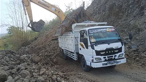 Hyundai Hx210s Excavator Loads Sieve Soil Into Dump Trucks Youtube