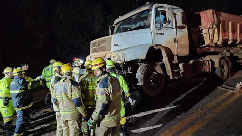 Batida Frontal Entre Carro E Carretas Deixa Três Mortos E Um Ferido Na