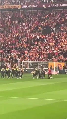 Derb De Kavga Galatasaray Fenerbah E Ma I Nces Futbolcular B Rb R Ne