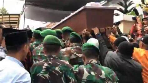 Jenazah Eddy Rumpoko Tiba Di Rumah Duka Dan Disambut Isak Tangis