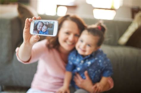 Femme Prenant Selfie Avec Sa Fille Photo Gratuite