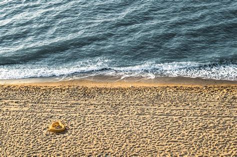 Praia Arenosa Pedras E Espuma Marinha Imagem De Stock Imagem De