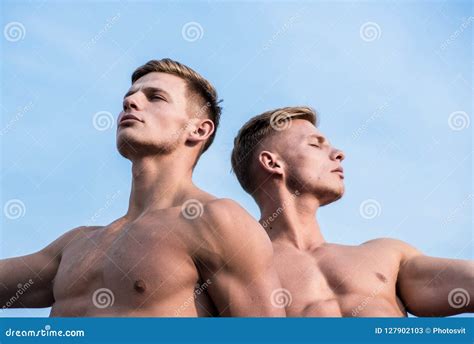 Fundo Despido Do Céu Do Torso Da Caixa Muscular Dos Homens Do