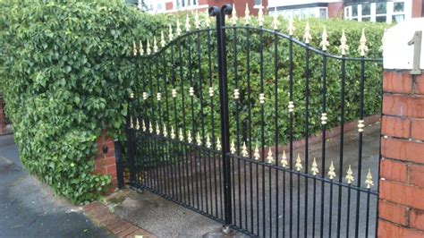 Spear Head Arched Double Driveway Painted Gates Gates And Railings