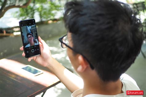 Trên tay Infinix Hot 30 Thiết kế bóng bẩy camera 50MP hiệu năng ngon giá chỉ hơn 3 triệu đồng