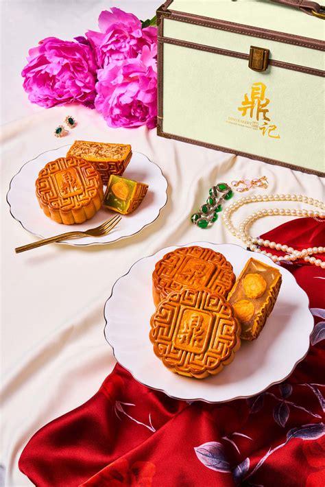 Signature White Lotus Double Yolk Mooncake 4 Pcs With Majestic Designer Mooncake Box