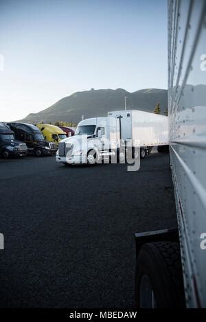 Estacionamiento para semirremolques cerca de la fábrica vista superior