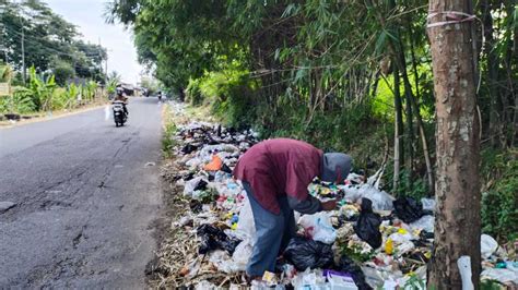 Sampah Berserakan Di Pinggir Jalan Raya Cibatu Bandrek Garut Metro Jabar