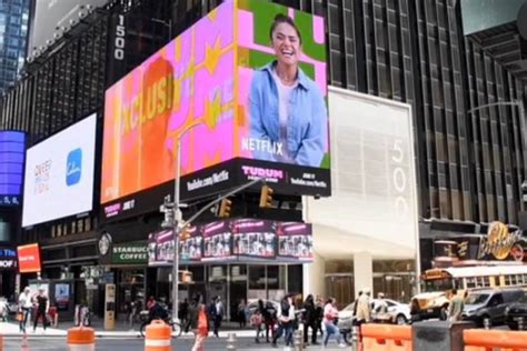 Maisa celebra aparecer em telão da Times Square É só o começo pra mim