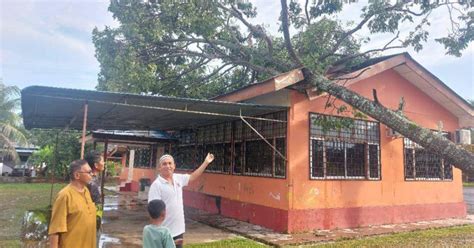 Lebih Rumah Penduduk Di Chukai Dan Kijal Rosak Dibadai Ribut Kencang