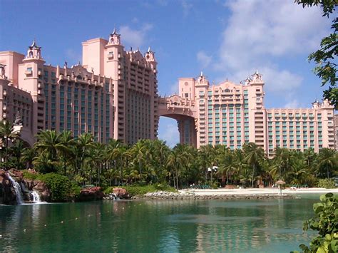 Atlantis on Bahamas is a deluxe high rise with 2300 rooms and casino ...