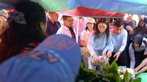 Gibran Bagikan Buku Dan Borong Sembako Di Pasar Wae Kesambi NTT