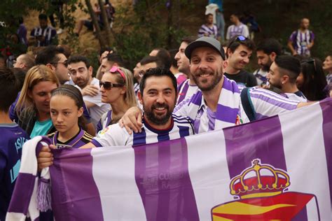 Los Jugadores Llegan A Zorrilla Con Un Espectacular Recibimiento De La