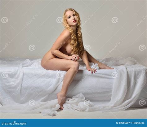 Bella Donna Sexy Nuda Che Si Siede Sul Letto Bianco Immagine Stock