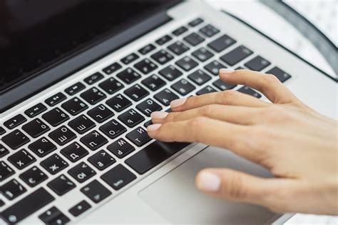 Manos De Mujer Escribiendo En El Teclado Del Port Til En El Concepto De