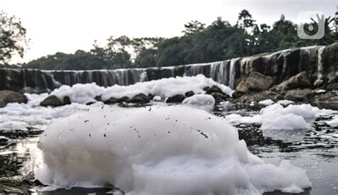 Foto Keindahan Curug Parigi Tercemar Limbah Busa Foto