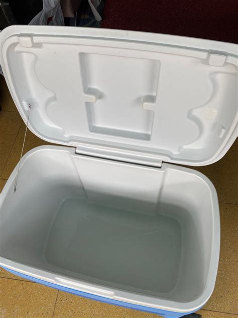 Brand New 60L Cooler Box With Wheels And Handles Sports Equipment