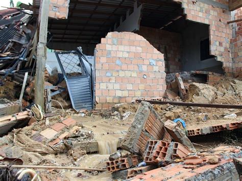 G1 Duas Casas Desabam E Oito Ficam Alagadas Durante Chuva Em Manaus