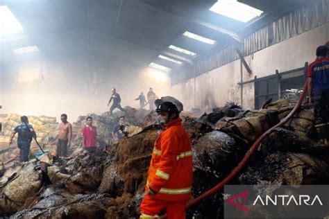 Gudang Tembakau Di Pamekasan Hangus Terbakar ANTARA News Jawa Timur