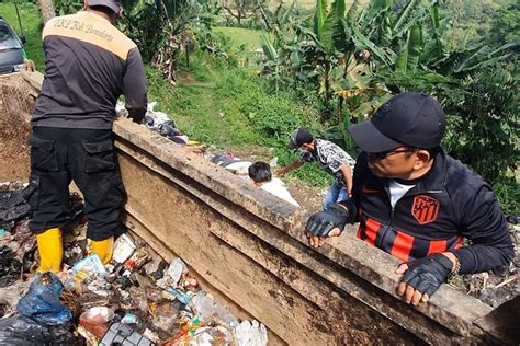 Dedi Mulyadi Kerahkan 6 Truk Bereskan Sampah Yang Setahun Menggunung Di