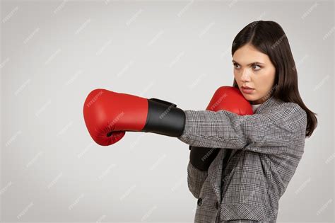 Premium Photo Businesswoman In Defensive Stance With Boxing Gloves