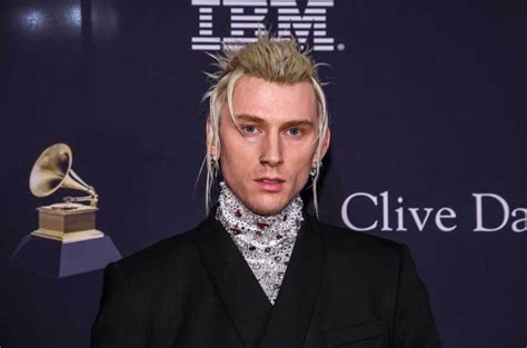 Machine Gun Kelly R Alise Le Souhait D Un Fan En Le Frappant Au Visage