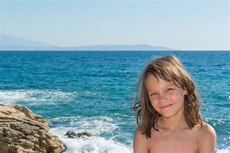 海でビーチでポーズ美しい少女 1人のストックフォトや画像を多数ご用意 1人 ギリシャ ティーンエイジャー Istock