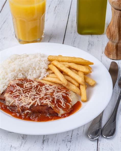 Parmegiana arroz de carne de vaca e batatas fritas prato típico do