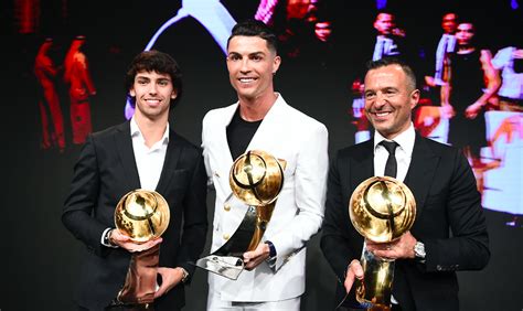 Cristiano Ronaldo Scoops Men S Player Of The Year At Globe Soccer