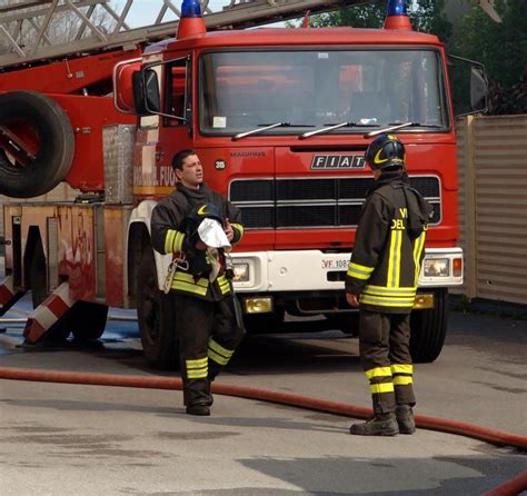 Incendio All Istituto Politecnico In Fiamme Un Sottotetto