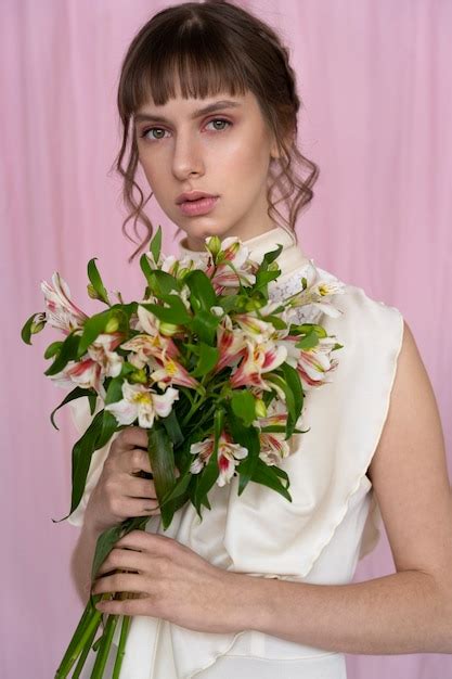 Portrait de jeune femme avec des fleurs vêtue d une robe bohème chic