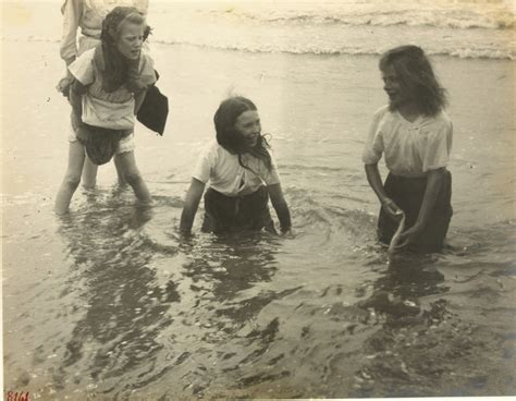 Sc Ne De Plage Quatre Jeunes Filles Jouant Dans L Eau Anonyme