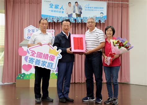 「打開家門讓愛住進來！」嘉義縣長翁章梁獻上康乃馨 感謝嘉義家扶寄養家庭的付出〜 台灣華報