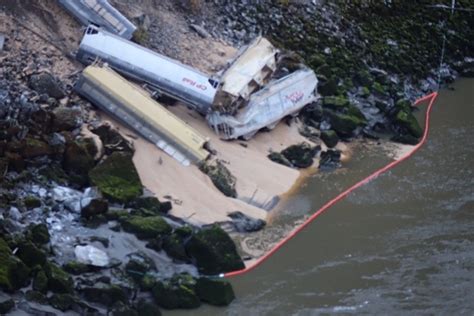 Derailed Train Spills Grain Into Fraser River Ctv News